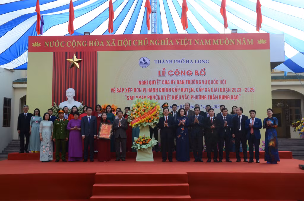 Lãnh đạo TP Hạ Long trao Quyết định thành lập Đảng bộ phường Trần Hưng Đạo mới và tặng hoa chúc mừng.