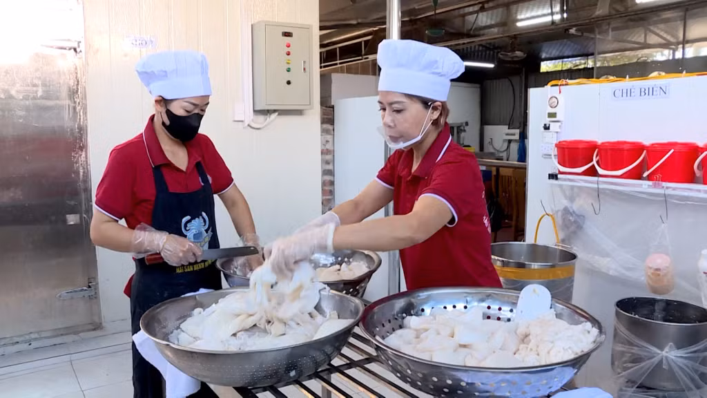 Ngay từ thời điểm này, cơ sở hải sản Mạnh Hà 86 đã phải chuẩn bị dự trữ sẵn nguyên liệu.