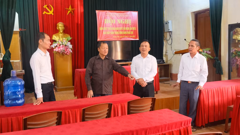 Lãnh đạo phường Quảng Yên, TX Quảng Yên nắm tình hình công tác chuẩn bị bầu cử tại các thôn, khu phố.