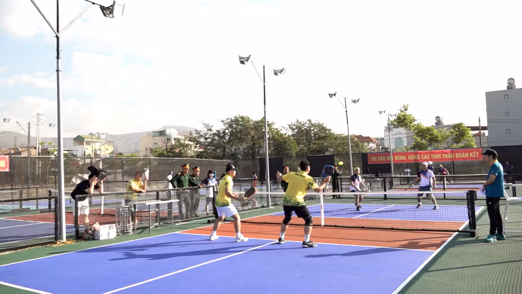 Trận thi đấu môn Pickleball giữa đội Ban Chỉ huy Quân sự thành phố và đội Công an thành phố.