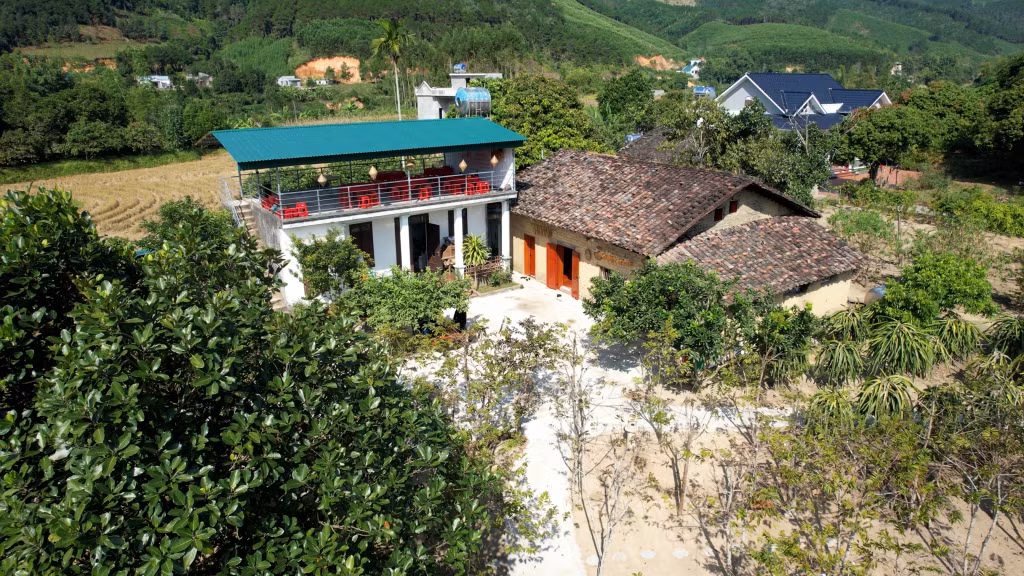 Homestay Hồng Đông tại xã Hoành Mô, huyện Bình Liêu được cải tạo từ ngôi nhà gạch đất truyền thống của người Tày.