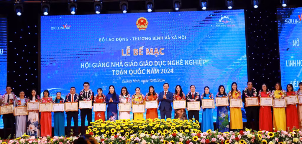 Phó Chủ tịch UBND tỉnh Quảng Ninh Nguyễn Thị Hạnh và Tổng cục trưởng Tổng cục Giáo dục nghề nghiệp trao bằng khen và hoa cho các nhà giáo đoạt giải Nhì.