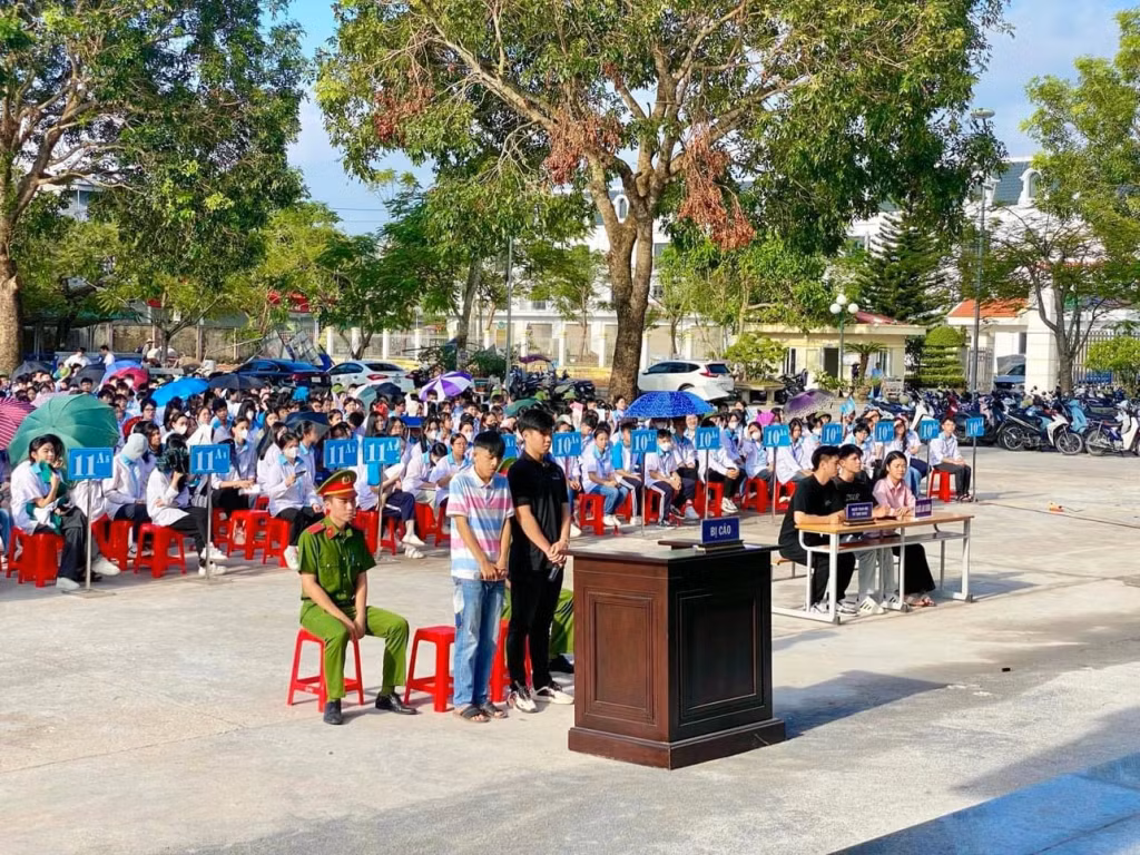 Huyện Đoàn Hải Hà phối hợp với các đơn vị liên quan tổ chức Phiên tòa giả định hưởng ứng Năm ATGT 2024 tại Trường THPT Quảng Hà.