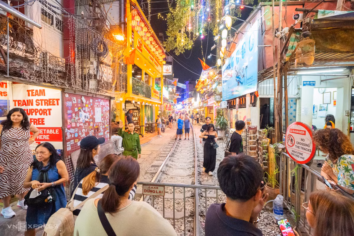 Đường tàu đoạn qua Ngã tư Trần Phú - Phùng Hưng được đặt nhiều rào chắn và biển cấm. Mặc dù đã được tuyên truyền cảnh báo nhưng người dân và khách du lịch vẫn bước vào, nhất là khi lực lượng công an rút khỏi đây.