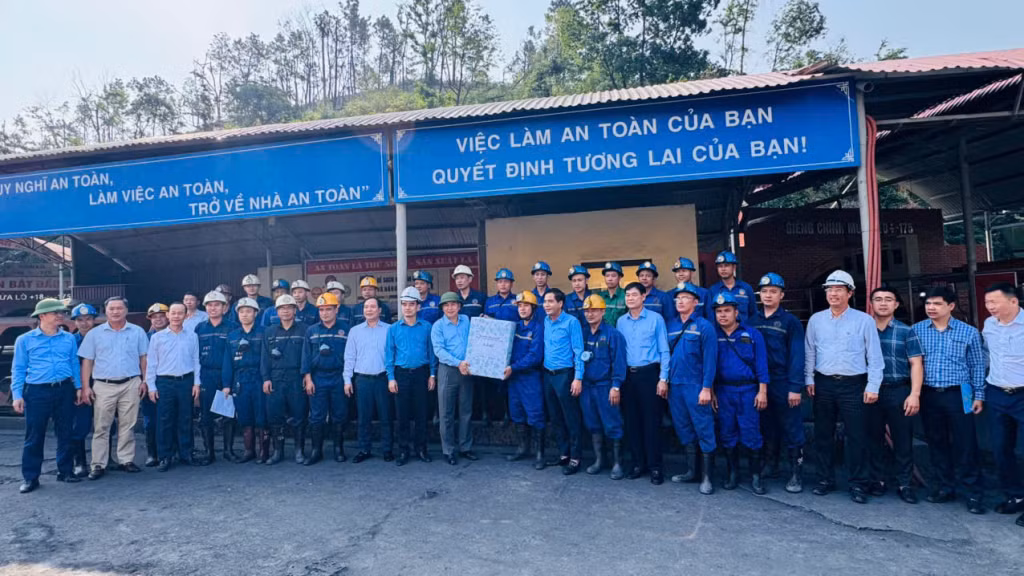 Lãnh đạo Tập đoàn TKV thăm, tặng quà cho công nhân Công ty Than Quang Hanh.