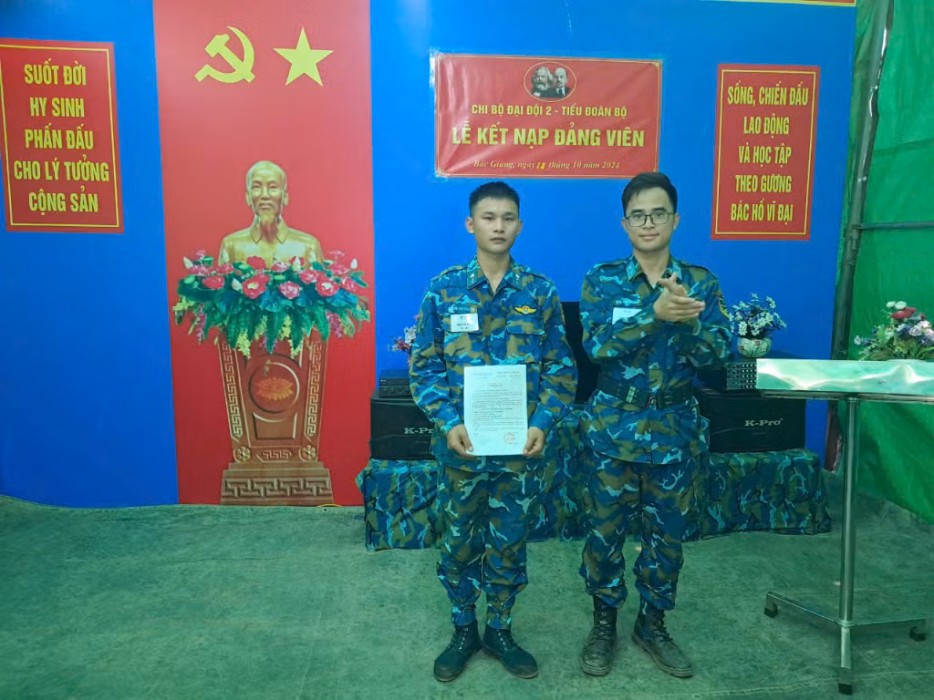 Binh nhất Chìu Văn Nguyên (trái) vinh dự được đứng trong hàng ngũ của Đảng trong đợt diễn tập bắn đạn thật 2024