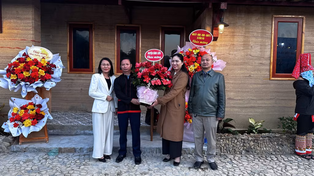 Đồng chí Nguyễn Thị Tuyết Hạnh, Bí thư Huyện ủy Bình Liêu, chúc mừng mô hình homestay trình tường đi vào hoạt động.