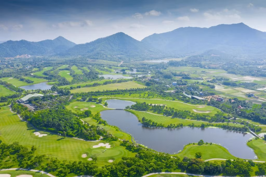 Toàn cảnh một sân golf ở Hà Nội. Ảnh: hanoigolfclub.