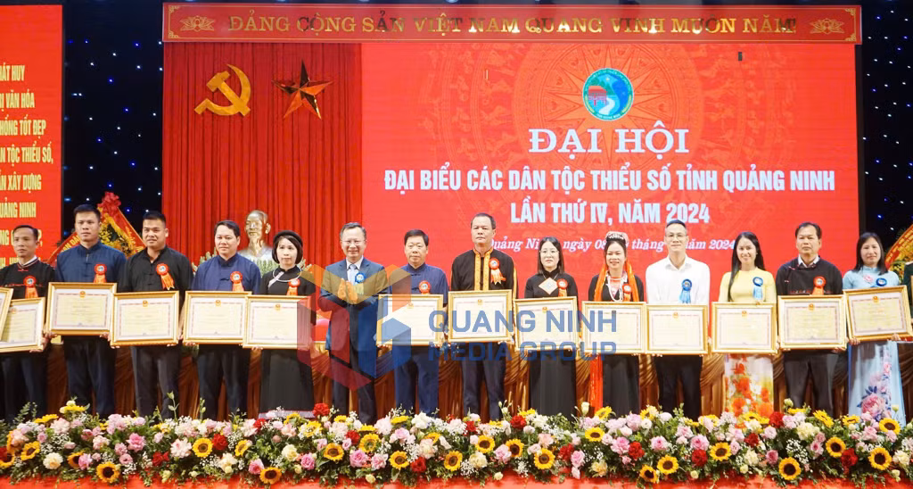 Đồng chí Cao Tường Huy, Chủ tịch UBND tỉnh, trao Bằng khen của UBND tỉnh cho các tập thể có thành tích xuất sắc đóng góp vào sự phát triển KT-XH vùng đồng bào DTTS và miền núi tỉnh Quảng Ninh giai đoạn 2019-2024 (11-2024). Ảnh: Trúc Linh