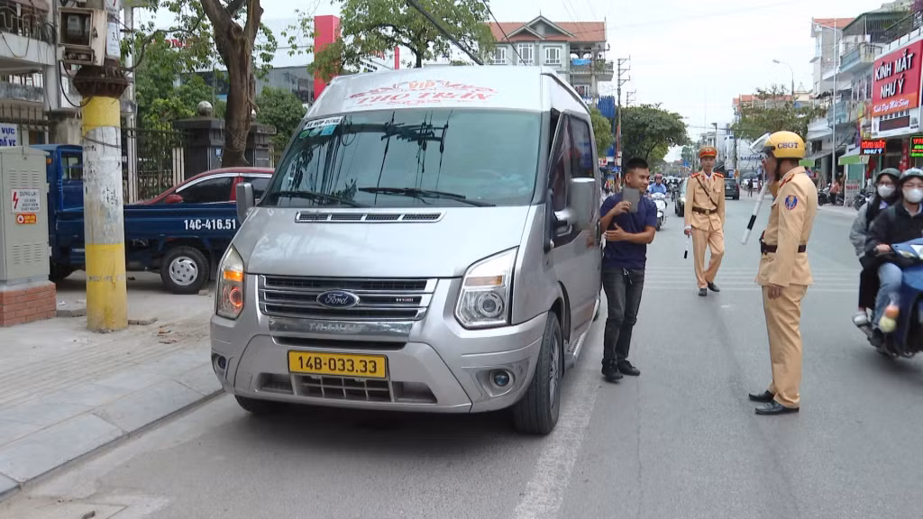 Ngay sau lễ ra quân, Công an TP Đông Triều tiến hành kiểm tra và xử lý các phương tiện vi phạm trên địa bàn.