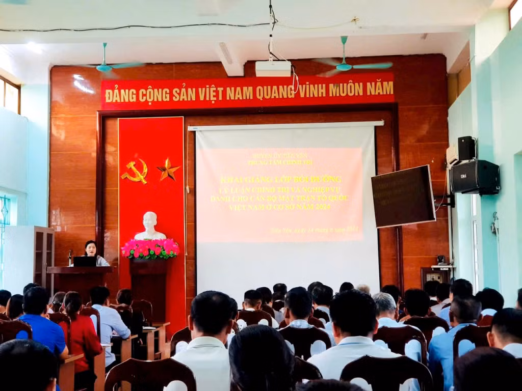 Lãnh đạo Uỷ ban MTTQ huyện tuyên truyền, hướng dẫn khu dân cư xây dựng, sửa đổi, bổ sung quy ước khu dân cư năm 2024.