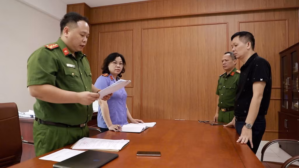 Cơ quan CSĐT và VKSND tỉnh thi hành các lệnh khám xét nơi ở, nơi làm việc đối với Hoàng Văn Thoan.