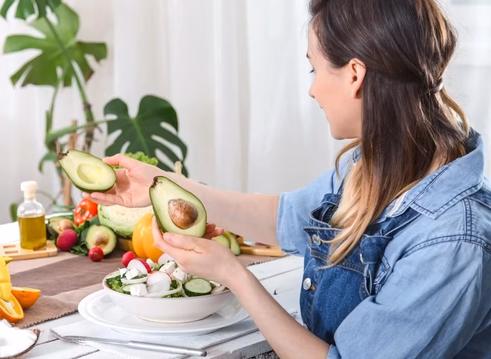 Việc ăn thô có thể tùy vào thể trạng, tình trạng sức khỏe và sở thích của mỗi người, không nên áp dụng quá cực đoan. Ảnh: Freepik.