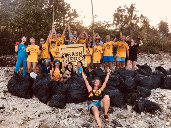 Nhóm dọn rác tình nguyện ở Koh Samui. Ảnh: Trash Hero