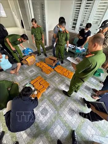 Số lượng lớn ma túy bị tạm giữ tại hiện trường. Ảnh: TTXVN phát
