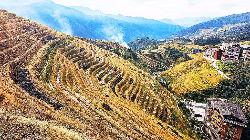 Ruộng bậc thang Long Tích nằm ở huyện Long Thắng, cách TP Quế Lâm (Khu tự trị dân tộc Choang Quảng Tây Trung Quốc) khoảng 100km. Nhìn từ trên cao, ruộng bậc thang được ví như "xương sống của rồng".
