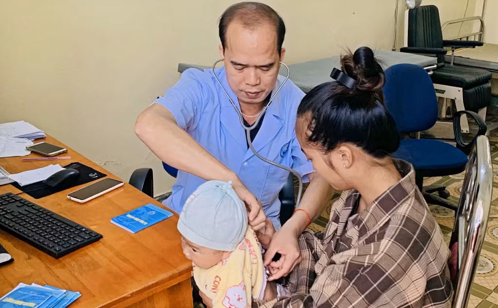 Khám sàng lọc trước khi tiêm vắc xin cho trẻ em tại Trạm Y tế xã Quảng Lâm (huyện Đầm Hà). Khám sàng lọc trước khi tiêm vắc xin cho trẻ em tại Trạm Y tế xã Quảng Lâm (huyện Đầm Hà). Ảnh: Vân Anh