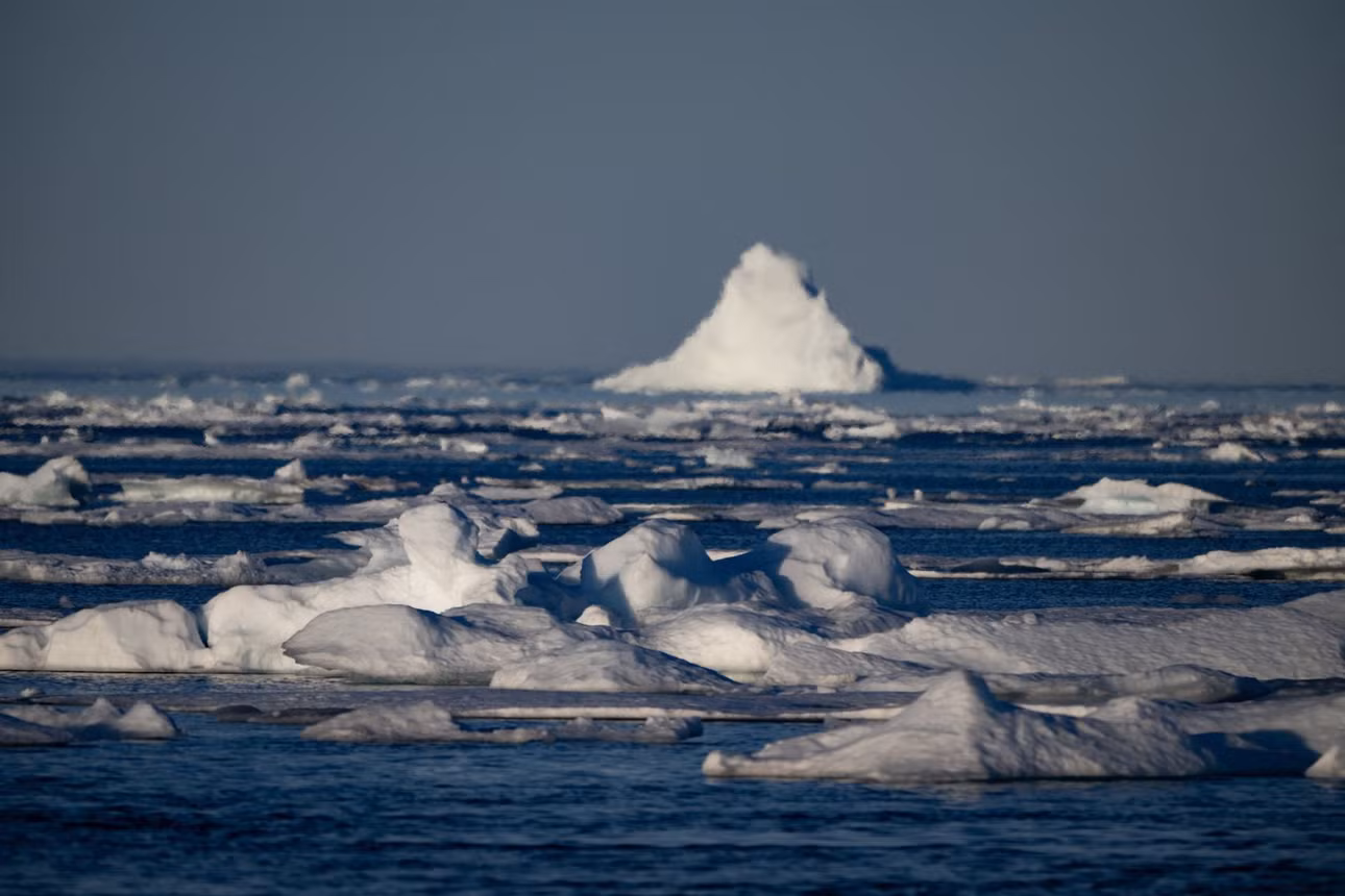 Băng tan do nhiệt độ ấm lên tại đảo Greenland thuộc Bắc Cực ngày 16/8/2023. Ảnh: AFP/TTXVN