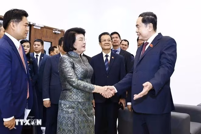 Chủ tịch Quốc hội Trần Thanh Mẫn và Chủ tịch Quốc hội Campuchia Samdech Khuon Sudary tham quan tòa nhà hành chính Quốc hội Campuchia. (Ảnh: Doãn Tấn/TTXVN)