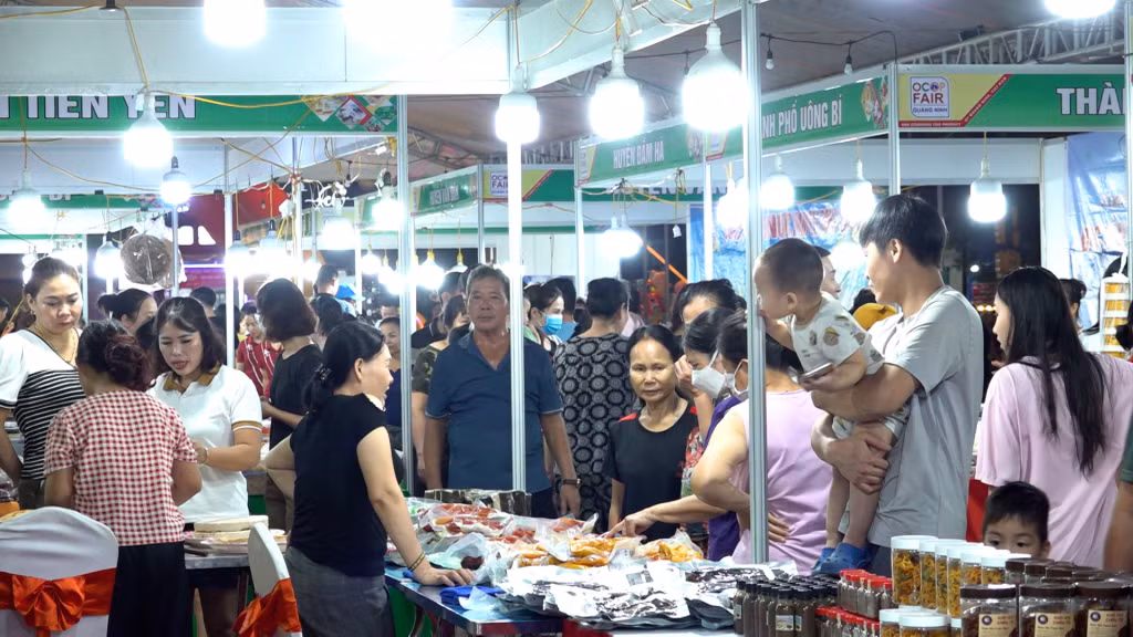 Đông đảo người dân địa phương tới tham quan, mua sắm tại Tuần Xúc tiến tiêu thụ sản phẩm OCOP, nông sản Quảng Ninh năm 2024.