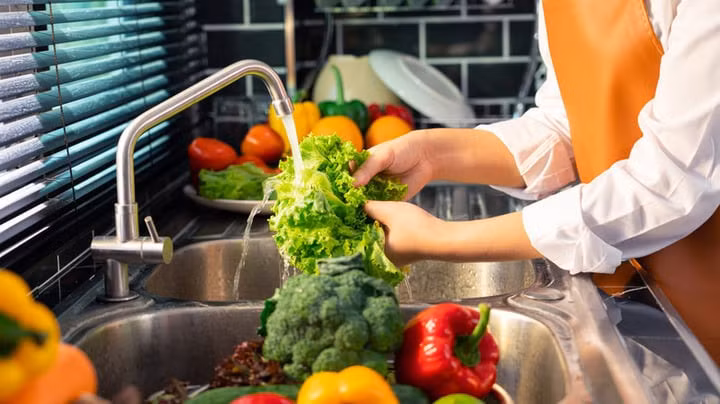 Bước đầu tiên và đơn giản nhất trong quy trình làm sạch thực phẩm của người Nhật là rửa thực phẩm dưới vòi nước lạnh. (Ảnh: Mashed)