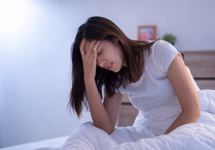 Ăn tối quá muộn sẽ làm tăng lượng đường trong máu, khiến con người hưng phấn và khó ngủ hơn. (Ảnh: ITN)