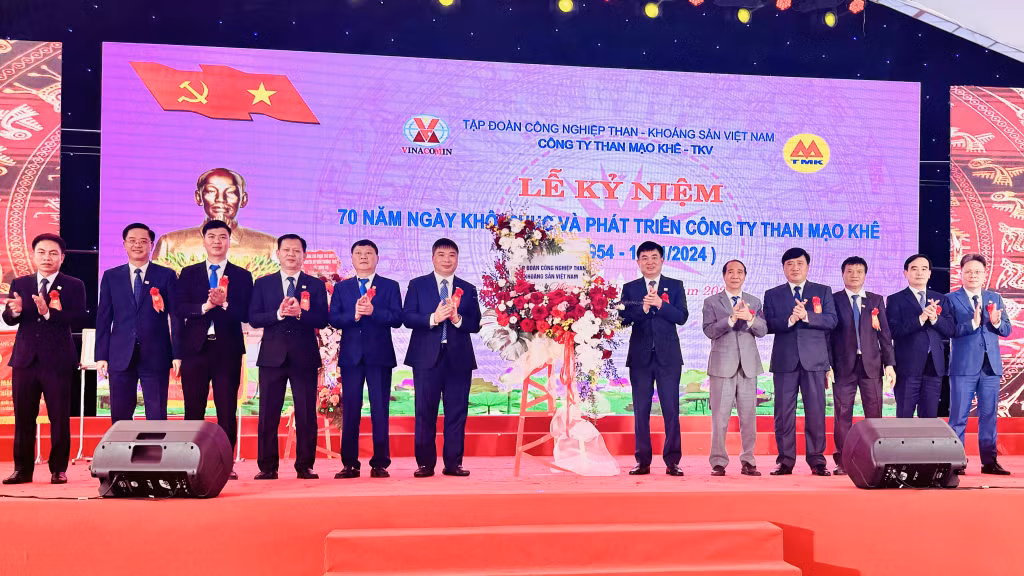 Lãnh đạo Tập đoàn Công nghiệp Than - Khoáng sản Việt Nam tặng hoa chúc mừng Công ty Than Mạo Khê nhân dịp kỷ niệm.
