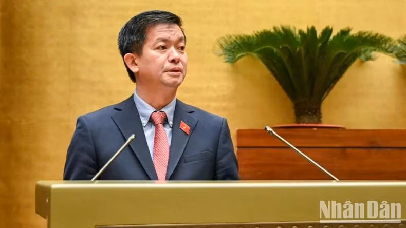 Ủy viên Ủy ban Thường vụ Quốc hội, Tổng Thư ký Quốc hội, Chủ nhiệm Văn phòng Quốc hội Lê Quang Tùng trình bày dự thảo Nghị quyết Kỳ họp thứ 8, Quốc hội khóa XV. (Ảnh: DUY LINH)