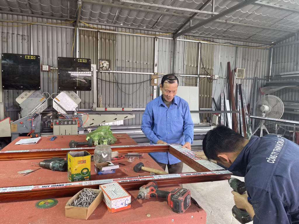 Các thành viên tổ hợp tác tiểu thủ công nghiệp - cơ khí thôn Đông Hải (xã Đông Xá, huyện Vân Đồn) thường xuyên chia sẻ kinh nghiệm với nhau để cùng phát triển.