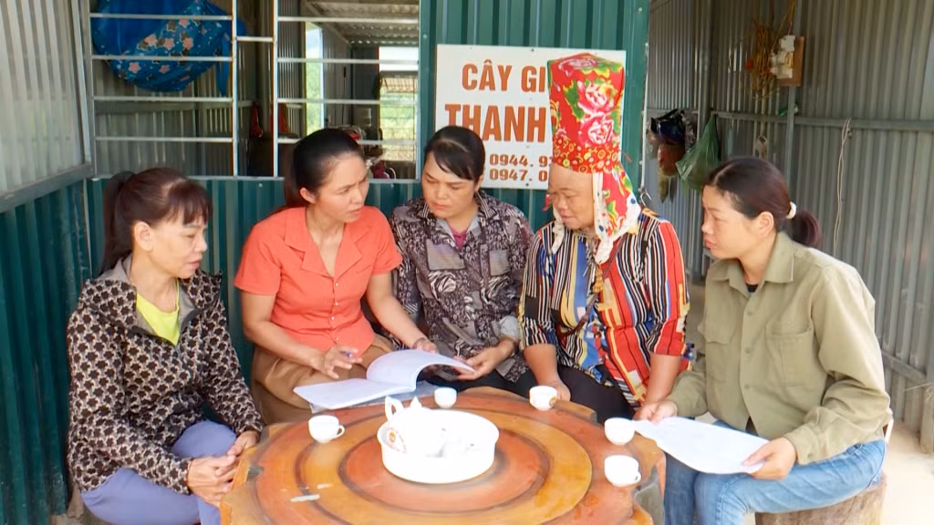 Cán bộ Hội LHPN xã Yên Than (huyện Tiên Yên) giới thiệu nguồn vốn vay cho hội viên phụ nữ trong xã tiếp cận để phát triển kinh tế gia đình.