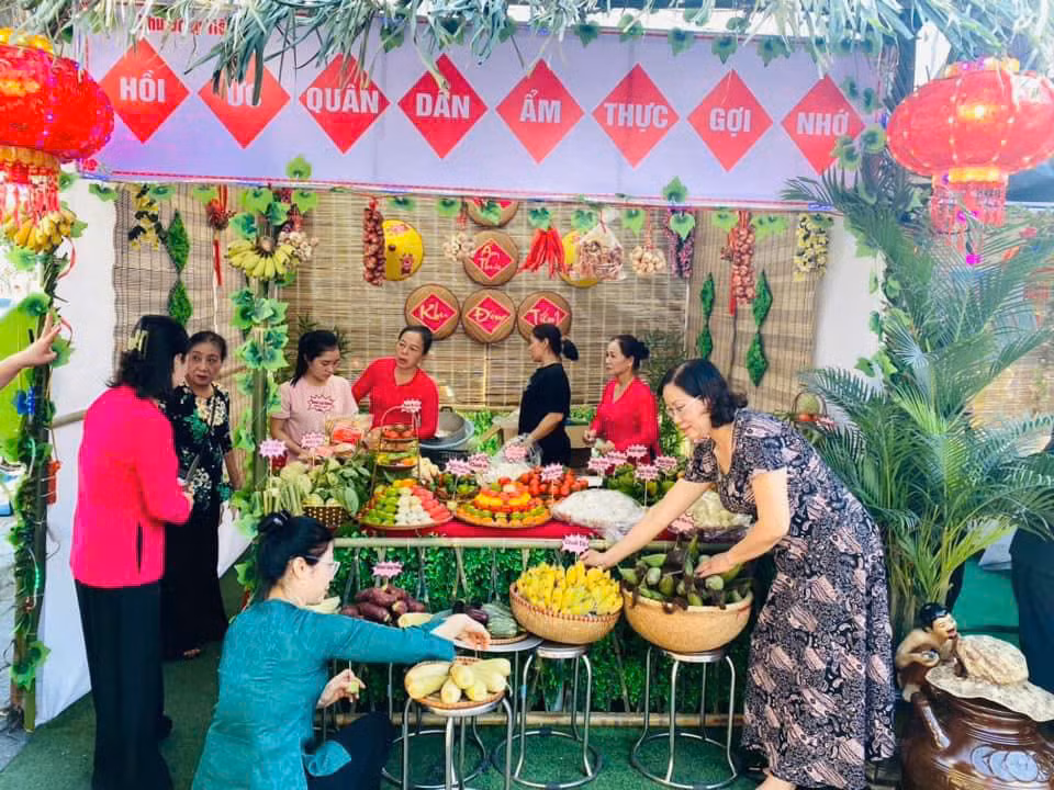 Các gian hàng tại chợ quê phường Cẩm Đông, TP Cẩm Phả trong Ngày hội Đại đoàn kết toàn dân tộc thu hút người dân.
