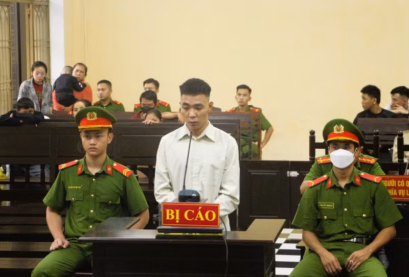 TAND Quảng Nam xét xử bị cáo Cường (áo trắng) về tội “Giết người“. Ảnh: Vương Lê