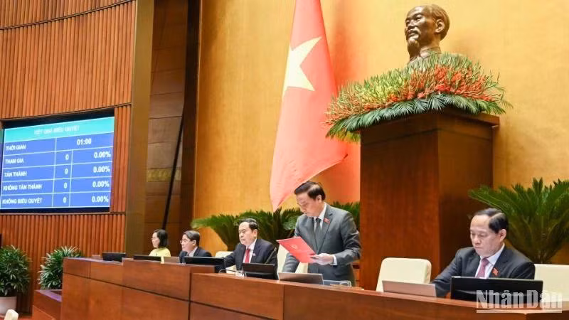 Chủ tịch Quốc hội Trần Thanh Mẫn cùng các Phó Chủ tịch Quốc hội biểu quyết thông qua Nghị quyết Kỳ họp thứ 8, Quốc hội khóa XV. (Ảnh: DUY LINH)
