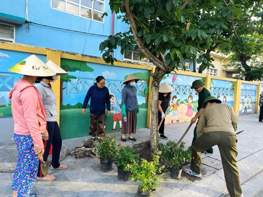 Người dân phường Hồng Hải tích cực tham gia trồng cây xanh, cây hoa làm đẹp cảnh quan thành phố.