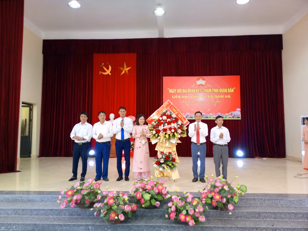 Đồng chí Lê Văn Ánh, Phó Chủ tịch HĐND tỉnh, tặng hoa chúc mừng Ngày hội.