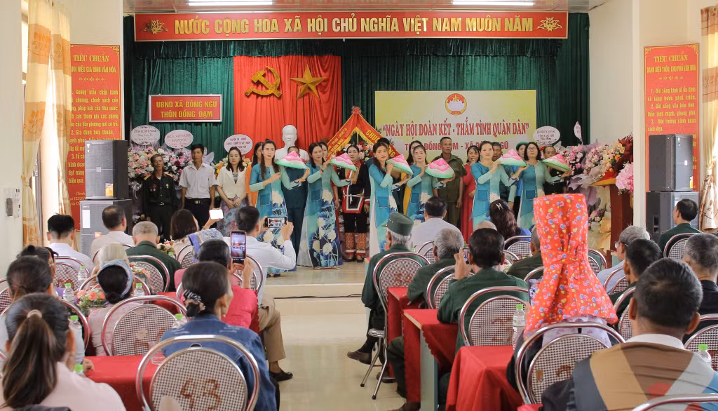Người dân thôn Đồng Đạm (xã Đông Ngũ, huyện Tiên Yên) trình diễn các tiết mục ca ngợi quê hương, đất nước, chào mừng Ngày hội Đại đoàn kết.