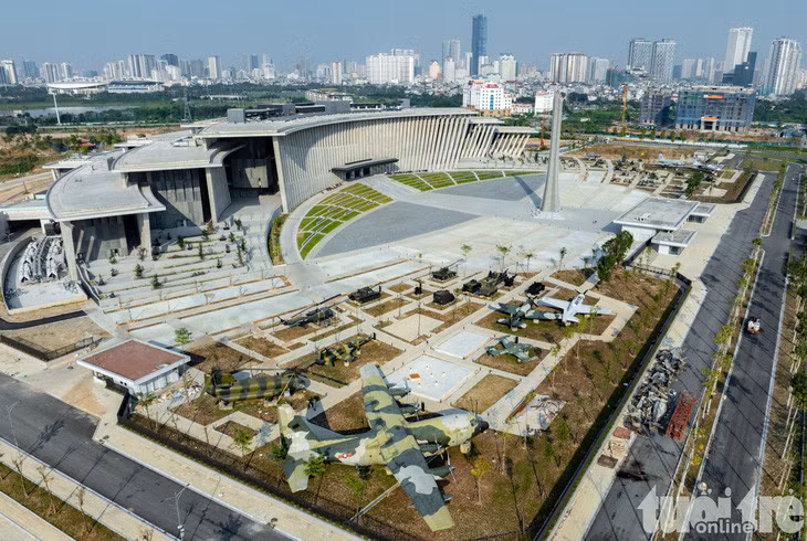 Phía bên phải trưng bày những loại vũ khí, trang bị mà quân đội thu giữ được từ thực dân Pháp và đế quốc Mỹ sử dụng trong cuộc chiến tranh xâm lược Việt Nam như các loại pháo, xe chiến đấu bộ binh, xe tăng. Đặc biệt có pháo tự hành M-107 cỡ nòng 175mm được mệnh danh là "Vua chiến trường", máy bay A37, F5E, CH47, C130... - Ảnh: NAM TRẦN