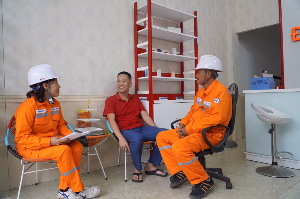 Công nhân Điện lực TP Hạ Long làm việc với khách hàng lấy thông tin chuẩn hóa thông tin chủ thể HĐMBĐ