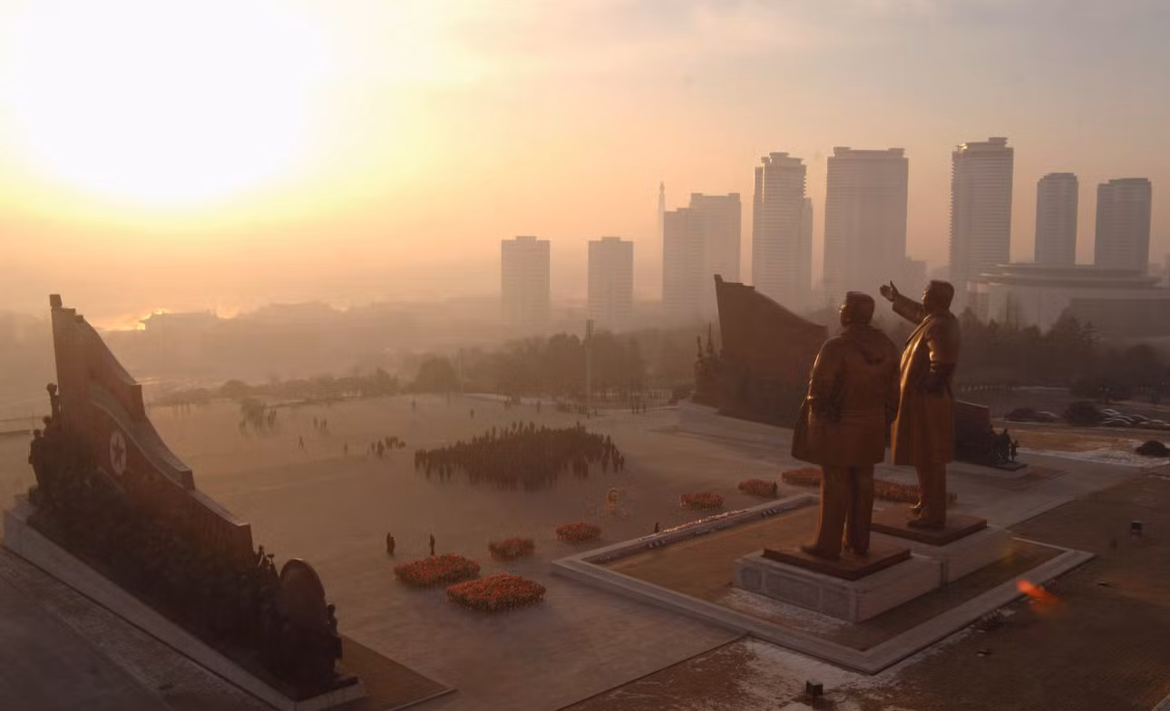 Đài tưởng niệm Grand Mansu Hill với hai bức tượng cố chủ tịch Kim Il-sung và Kim Jong-il cao 20 m, nằm tại trung tâm của thủ đô Bình Nhưỡng. Ảnh: Reuters.