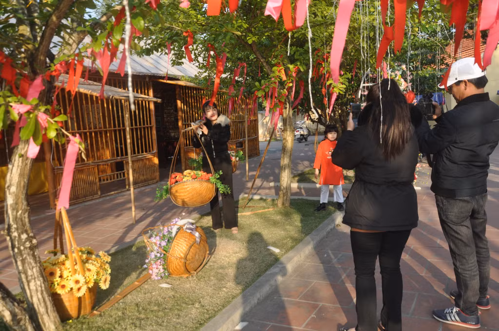 Du khách chụp ảnh check in trong khuôn viên di tích đền Trần Hưng Đạo - miếu Vua Bà, thuộc Khu di tích Quốc gia đặc biệt Bạch Đằng.
