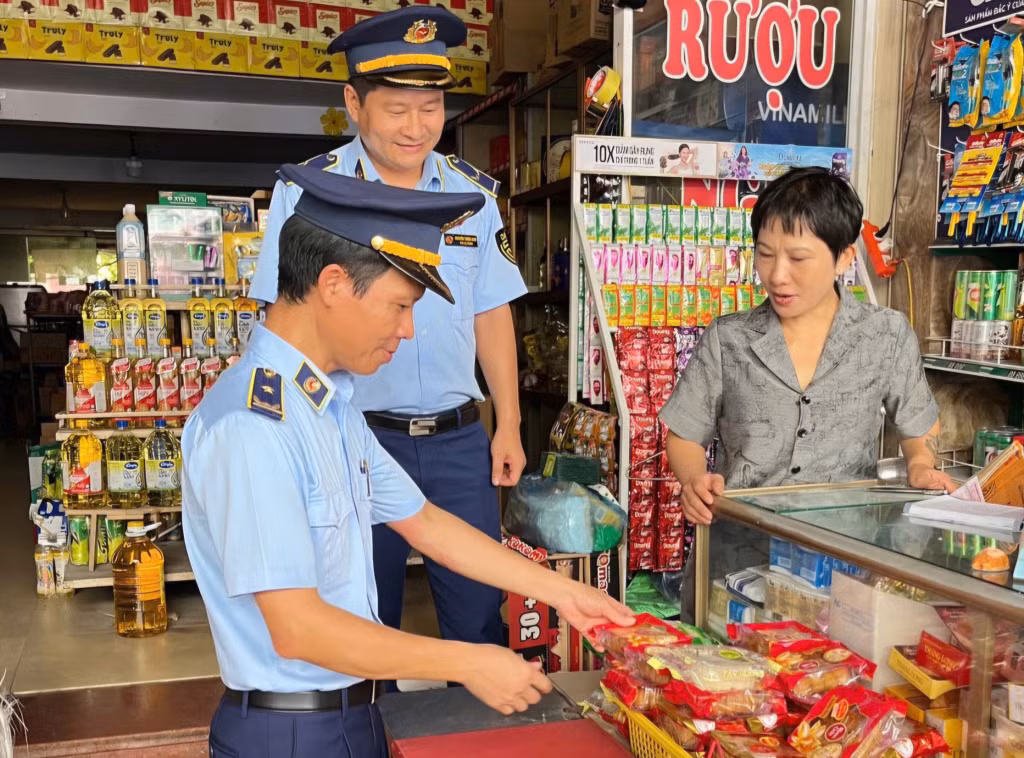 Lực lượng QLTT TP Cẩm Phả tăng cường kiểm tra, kiểm soát thị trường dịp cuối năm.