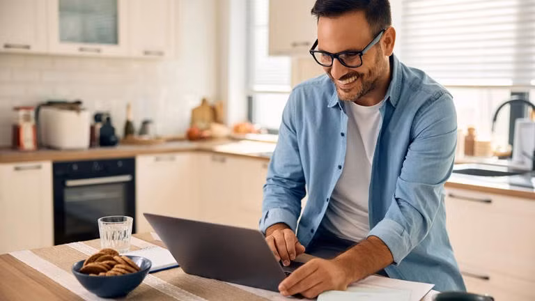 Hai ứng dụng Mail và Calendar trên Windows 11 sẽ không còn được hỗ trợ sau ngày 31/12. Ảnh: Shutterstock