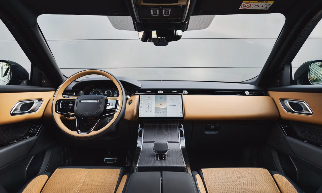 Khoang lái của Velar P250 S.