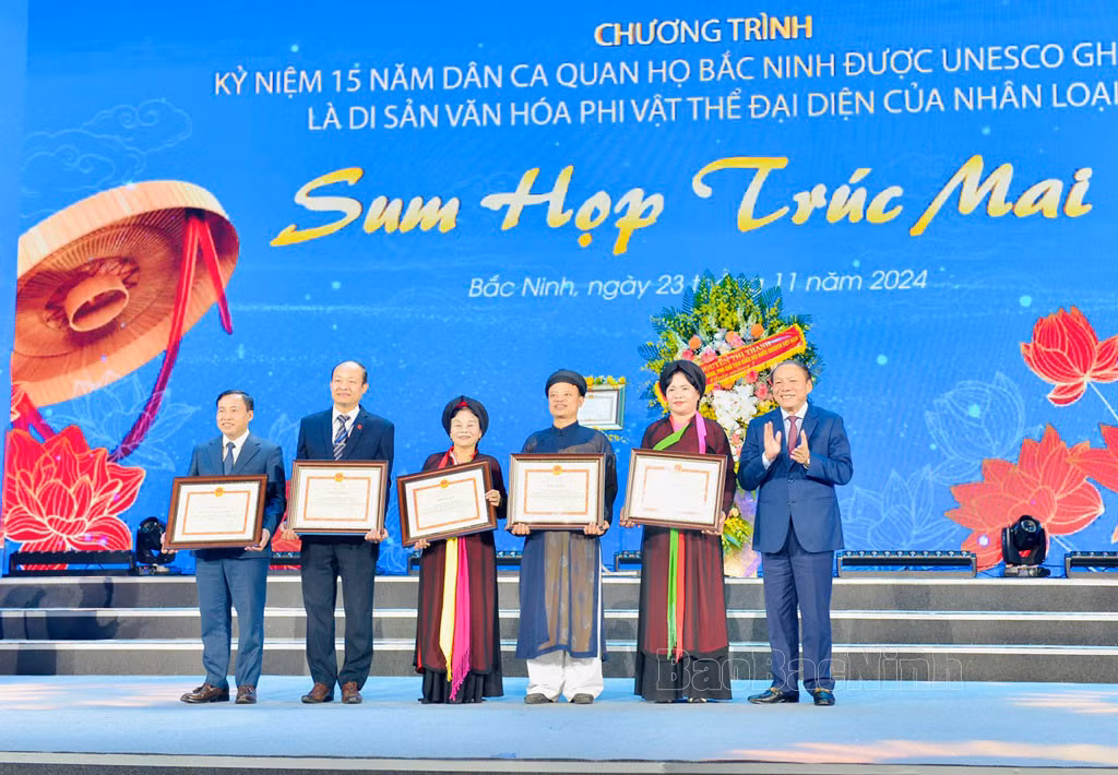 Bộ trưởng Bộ Văn hóa – Thể thao và Du lịch Nguyễn Văn Hùng trao Bằng khen cho các tập thể có nhiều thành tích trong bảo tồn, phát huy giá trị di sản Dân ca Quan họ Bắc Ninh.