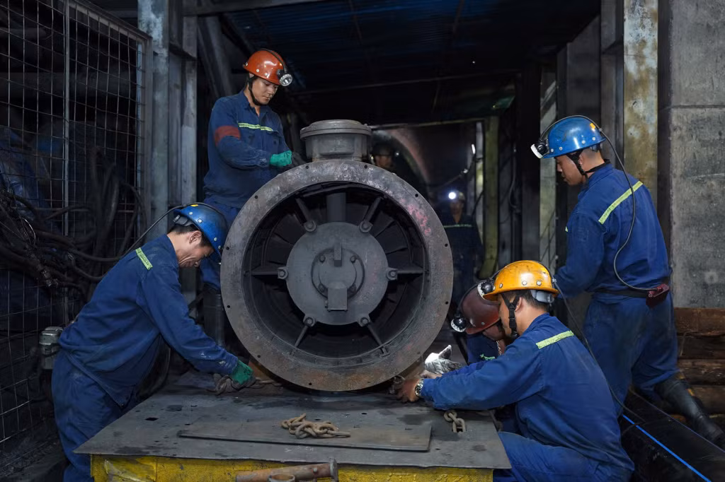Công nhân Công ty CP Than Vàng Danh sửa chữa thiết bị sản xuất trong lò.