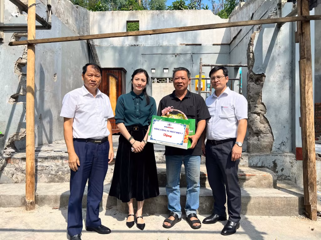 Đoàn công tác UBMTTQ TP Cẩm Phả, Công ty NĐ Mông Dương thăm hỏi hộ gia đình có hoàn cảnh khó khăn.