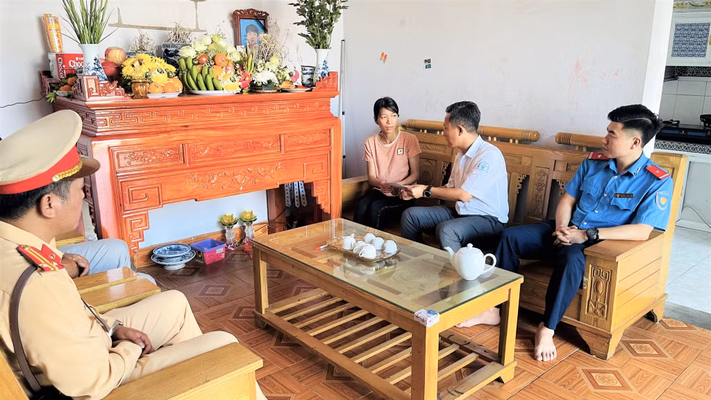 Đoàn công tác Ban ATGT tỉnh đến thăm, động viên gia đình chị Hoàng Ngọc Ánh ở thôn Tân Tiến, xã Lê Lợi, TP Hạ Long.