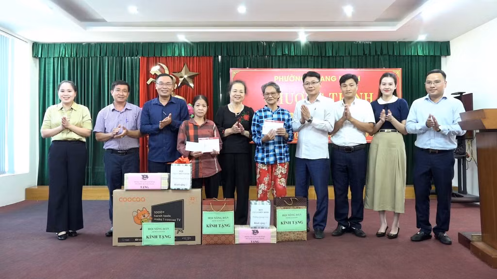 Phường Quang Hanh (TP Cẩm Phả) trao tặng sổ tiết kiệm cùng nhiều phần quà cho 2 hộ thoát cận nghèo, tháng 10/2024. Ảnh: Phương Thảo (CTV)