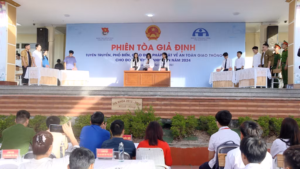 Phiên tòa giả định tuyên truyền, phổ biến giáo dục pháp luật về ATGT tại Trường THPT Vũ Văn Hiếu (TP Hạ Long).