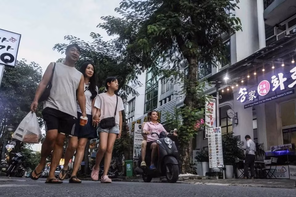 Du khách Hàn Quốc dạo bộ tại một khu phố Hàn tại quận 1, TP.HCM. Ảnh: Yuki Kohara.